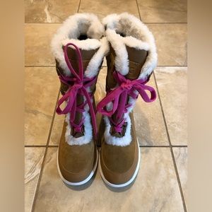 DSG Woman’s Snow Boots. Tan Suede w/ Pink Laces and White Faux Fur Trim. Size 7